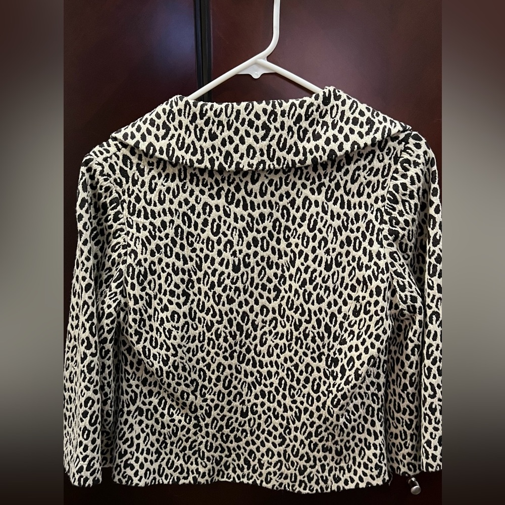 Leopard Print Crop Jacket With Ruffled Lapel - image 3